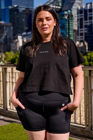 Model wears an XL. She is a size 16 and is 176cm tall.