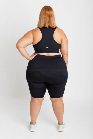 Model wears a 3XL. She is a size 24 and 175cm tall.