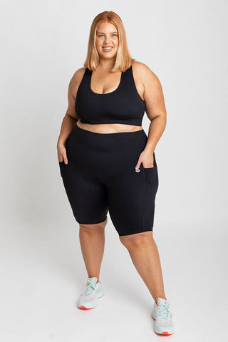 Model wears a 3XL. She is a size 24 and 175cm tall.