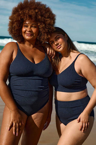 Model 1 wears a XL. She is a size 16, wears a 16E bra and is 180cm tall.

Model 2 wears an XL. She is a size 16 and 175cm tall.