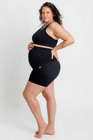 Model wears a 2XL. She is size 18, 184cm tall and 32 weeks pregnant.