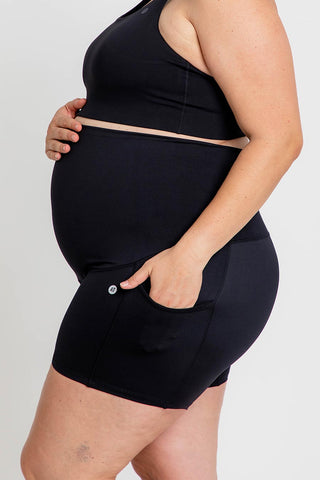 Model wears a 2XL. She is a size 18, 184cm tall and 32 weeks pregnant.