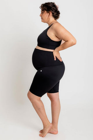 Model wears a 2XL. She is size 18 and 32 weeks pregnant.