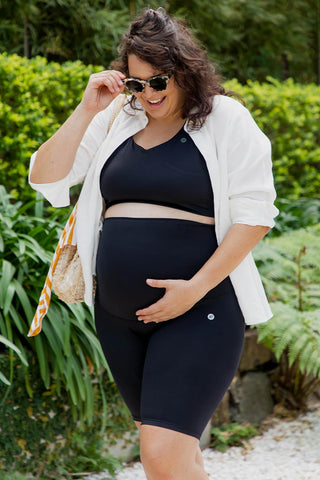 Model wears a 2XL. She is size 18 and 32 weeks pregnant.