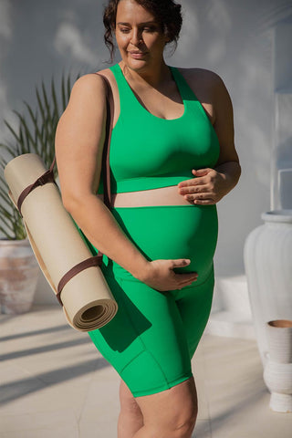 Model wears a 2XL. She is size 18, 184cm tall and 32 weeks pregnant.