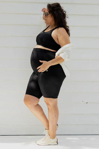 Model wears a 2XL. She is size 18 and 32 weeks pregnant.