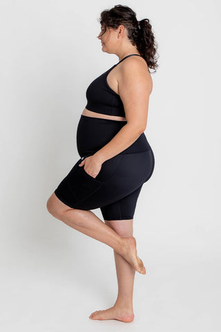 Model wears a 2XL. She is size 18, 184cm tall and 32 weeks pregnant.