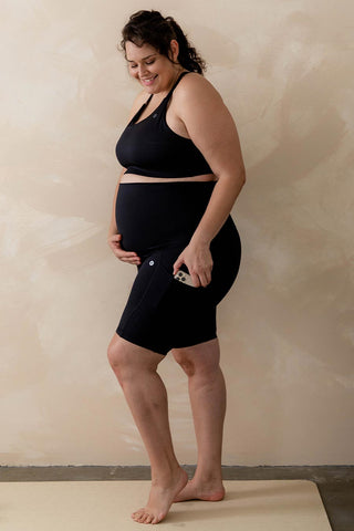 Model wears a 2XL. She is size 18, 184cm tall and 32 weeks pregnant.