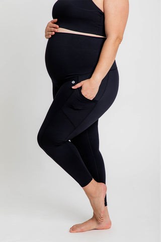 Model wears a 2XL. She is size 18, 184cm tall and 32 weeks pregnant.