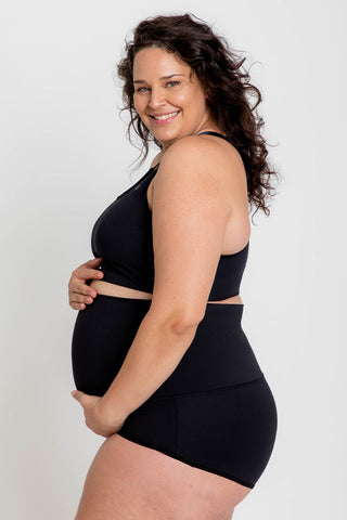 Model wears a 2XL. She is size 18, 184cm tall and 32 weeks pregnant.