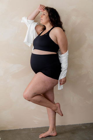 Model wears a 2XL. She is size 18, 184cm tall and 32 weeks pregnant.