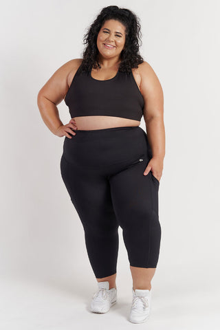 Model wears a 3XL. She is size 24-26 and 166cm tall.